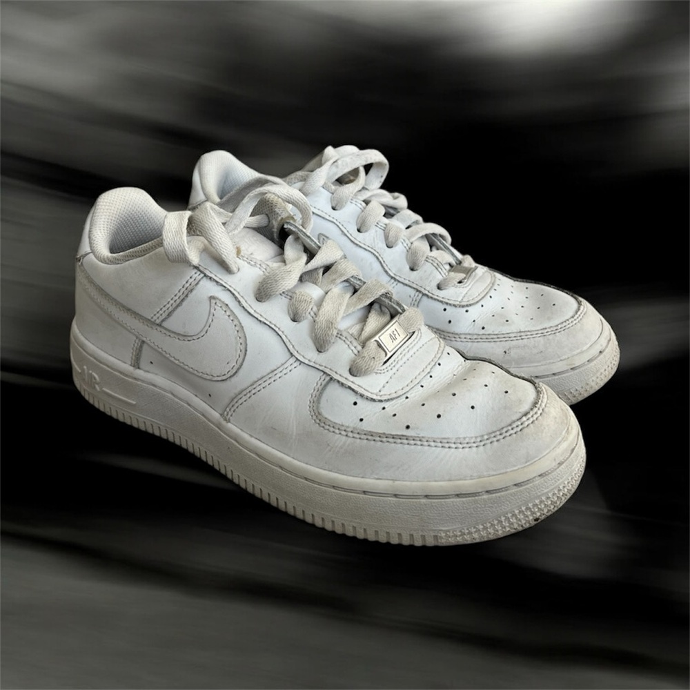 👟NIKE: Boy size 5.5 white Air Force 1 style sneakers, preowned.